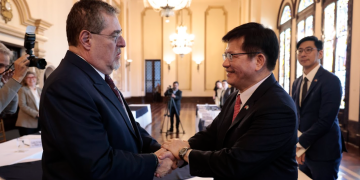 Presidente Arévalo junto al canciller de la República de China (Taiwán), Lin Chai-Lung. /Foto: Noé Pérez.