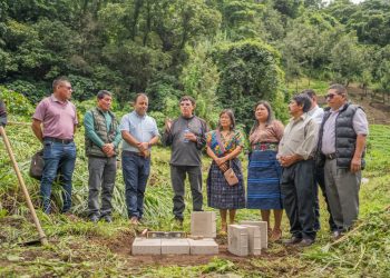 Primera piedra para la construcción de instituto en Santa Catarina Barahona, Sacatepéquez