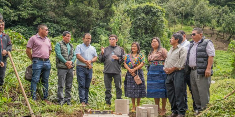 Primera piedra para la construcción de instituto en Santa Catarina Barahona, Sacatepéquez