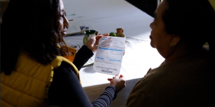 Presidente visita a una beneficiaria de la tarifa social. / Foto: Gilber García.