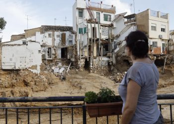 Una mujer observa varias casas dañadas en Chiva tras la dana, el pasado jueves. / Foto: EFE/Kai Försterling.