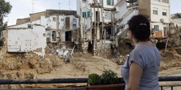 Una mujer observa varias casas dañadas en Chiva tras la dana, el pasado jueves. / Foto: EFE/Kai Försterling.