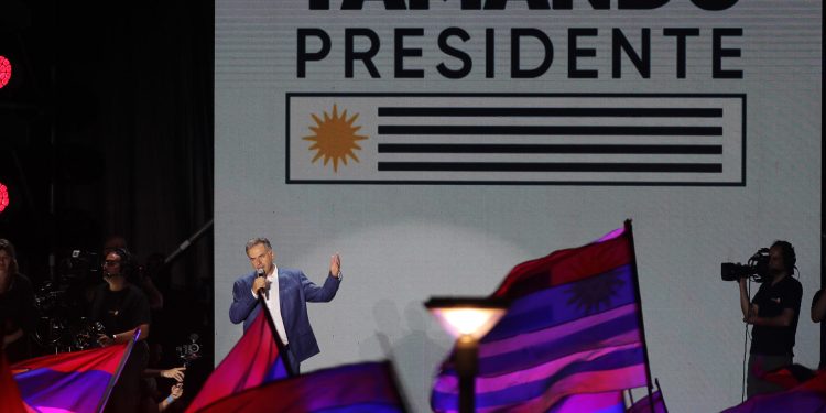 Presidente Arévalo felicita a Uruguay por votaciones donde fue electo Yamandú Orsi como mandatario