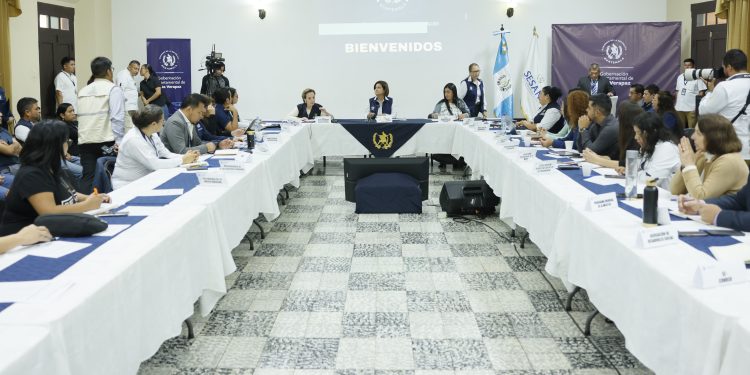 Vicepresidenta Karin Herrera dirige reunión de Codesan en Alta Verapaz.
