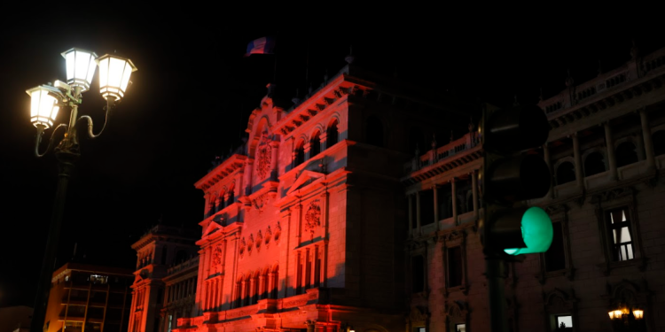 El Palacio Nacional de la Cultura se iluminó por el Día Internacional de la Eliminación de la Violencia contra la Mujer. / Foto: Gilber García.