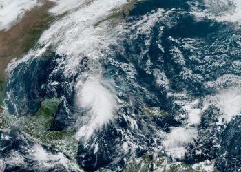 Huracán Rafael afecta el fluido eléctrico de Cuba. / Foto: EFE/NOAA-NHC.