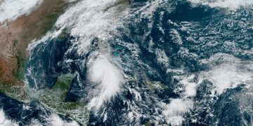 Huracán Rafael afecta el fluido eléctrico de Cuba. / Foto: EFE/NOAA-NHC.