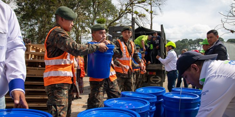 Sigue la entrega de ayuda humanitaria a familias en Alta Verapaz