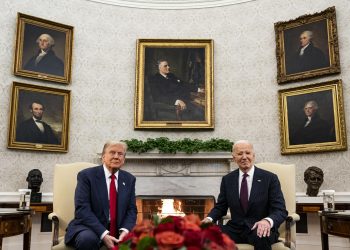 El presidente de los Estados Unidos, Joe Biden, y el presidente electo, Donald Trump, durante su reunión en la Oficina Oval de la Casa Blanca en Washington, DC, EE. UU.. / Foto: EFE/EPA/AL DRAGO / POOL.