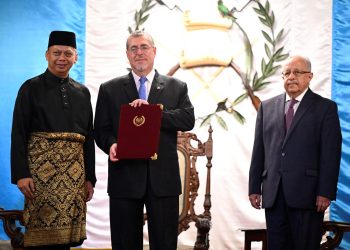 El presidente Bernardo Arévalo recibe las cartas credenciales de uno de los siete nuevos embajadores.