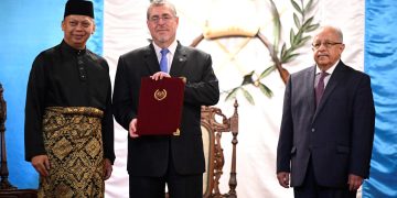 El presidente Bernardo Arévalo recibe las cartas credenciales de uno de los siete nuevos embajadores.