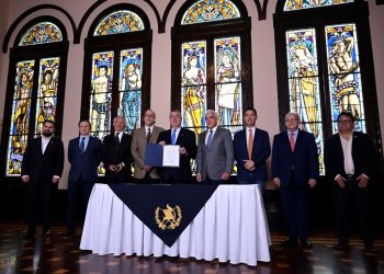 El presidente Bernardo Arévalo, durante el acto en el que firmó la Declaración de Chapultepec y reafirmó su compromiso con la libertad de prensa.