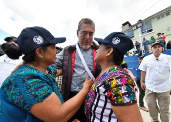 El presidente Bernardo Arévalo comparte con vecinos de San Gaspar Ixchil, Huehuetenango, luego de que fue declarado como primer municipio libre de pisos de tierra.
