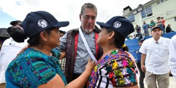 El presidente Bernardo Arévalo comparte con vecinos de San Gaspar Ixchil, Huehuetenango, luego de que fue declarado como primer municipio libre de pisos de tierra.