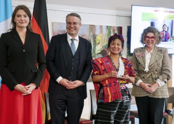 La gobernadora de Sacatepéquez, Angelina Aspuac -segunda de la derecha- junto a la ministra de Economía, Gabriela García, y funcionarios del gobierno de Alemania, aboga por la protección de los tejidos mayas.
