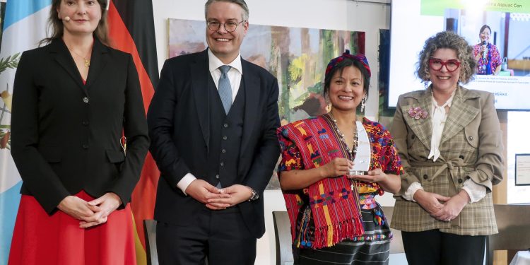 La gobernadora de Sacatepéquez, Angelina Aspuac -segunda de la derecha- junto a la ministra de Economía, Gabriela García, y funcionarios del gobierno de Alemania, aboga por la protección de los tejidos mayas.