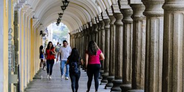 La ciudad colonial de Antigua Guatemala atrae a toda clase de visitantes.