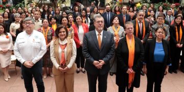 Autoridades se comprometen a velar por la eliminación de la violencia contra la mujer. / Foto: Daniel Ordóñez.