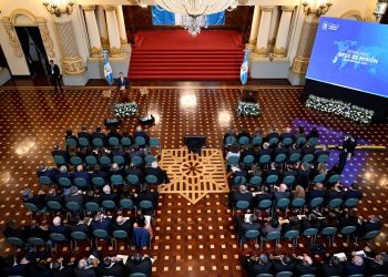 Durante su participación en el Seminario de los Jefes de Misión, el presidente Bernardo Arévalo se dirige a los diplomáticos guatemaltecos.