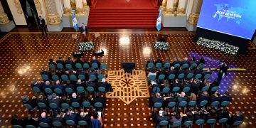 Durante su participación en el Seminario de los Jefes de Misión, el presidente Bernardo Arévalo se dirige a los diplomáticos guatemaltecos.