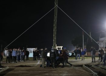 Vecinos de Sumpango y Santiago Sacatepéquez realizaron la tradicional Lunada, la noche de este 31 de octubre en los campos donde serán expuesto este 1 de noviembre, los tradicionales barriletes gigantes.