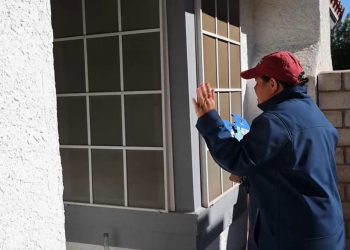 Voluntarios demócratas recorren las viviendas de Las Vegas puerta a puerta para convencer a los indecisos y ganar votos para su partido, mientras las encuestas muestran empate en estados claves.