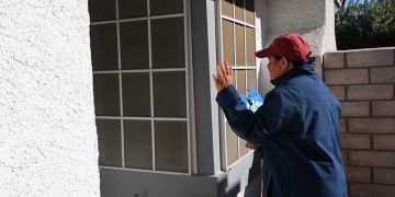 Voluntarios demócratas recorren las viviendas de Las Vegas puerta a puerta para convencer a los indecisos y ganar votos para su partido, mientras las encuestas muestran empate en estados claves.