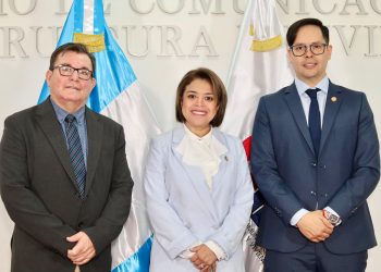 Viceministro Edvin Rolando Cardona (izquierda), ministra interina Paola Constantino (centro) y el viceministro Josue Ricart Vásquez (derecha). / Foto: CIV.