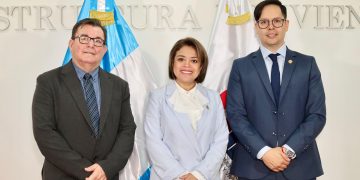 Viceministro Edvin Rolando Cardona (izquierda), ministra interina Paola Constantino (centro) y el viceministro Josue Ricart Vásquez (derecha). / Foto: CIV.