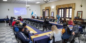 Responsables de las unidades a cargo de los trámites de proyectos del Codede de Alta Verapas participan en un taller para fortalecer la ejecución de obras. /Foto: José Daniel Sánchez