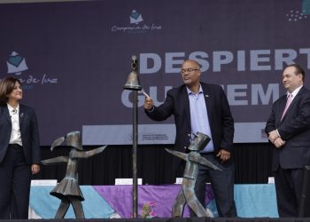 Harven Cruz, director de USAID, y Patrick Ventrell, embajador de Estados Unidos en funciones, participaron en el lanzamiento de la campaña Campanas de luz. ¡Despierta!, en la Concha Acústica del parque Centenario, en zona 1. / Foto: Dickens Zamora.
