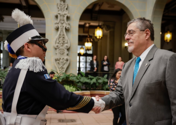 Presidente recibe a bandas escolares. // Foto: Dickéns Zamora.