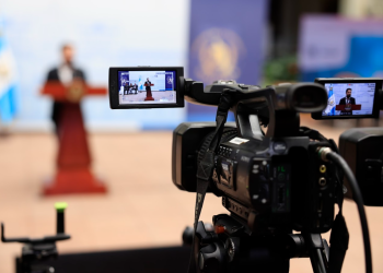 Secretario Santiago Palomo en conferencia de prensa. / Foto: Noé Pérez, archivo.
