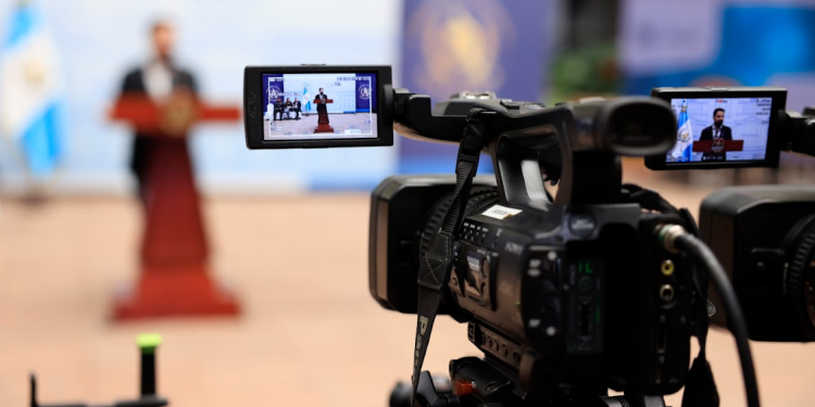 Secretario Santiago Palomo en conferencia de prensa. / Foto: Noé Pérez, archivo.