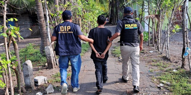 Detienen a “El Chaparro”: PNC captura a presunto extorsionista en Champerico, Retalhuleu