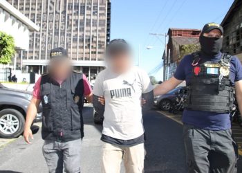 Uno de los detenidos por asalto a camión de valores en la zona 7. / Foto: PNC