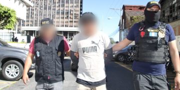 Uno de los detenidos por asalto a camión de valores en la zona 7. / Foto: PNC