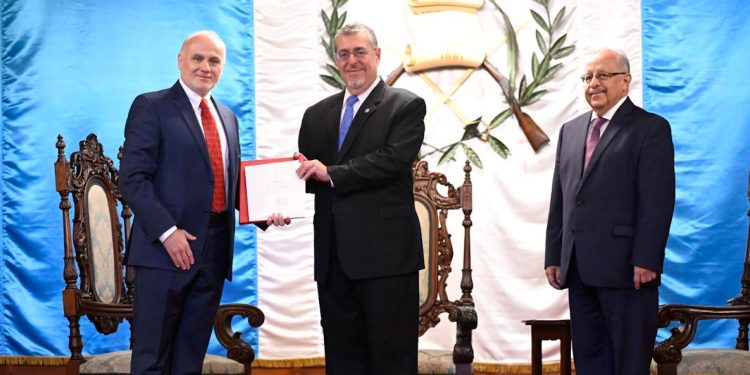 Presidente recibe cartas credenciales de siete nuevos embajadores