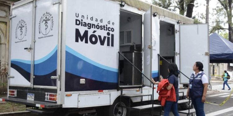 Ministerio de Salud instala clínica móvil en el interior del Cementerio General