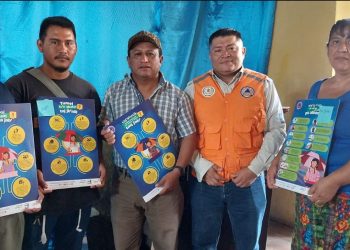Conred distribuyo más de dos mil afiches con mensajes de prevencion de lluvias en 22 idiomas mayas. / Foto: Conred.