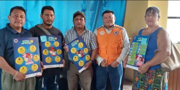 Conred distribuyo más de dos mil afiches con mensajes de prevencion de lluvias en 22 idiomas mayas. / Foto: Conred.