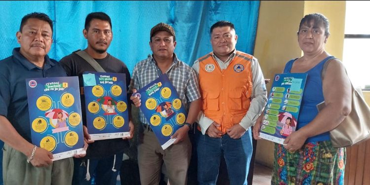 Conred distribuyo más de dos mil afiches con mensajes de prevencion de lluvias en 22 idiomas mayas. / Foto: Conred.