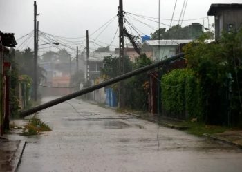 El paso del huracán Rafael causó un apagón total en la isla y dejó cuantiosos daños.