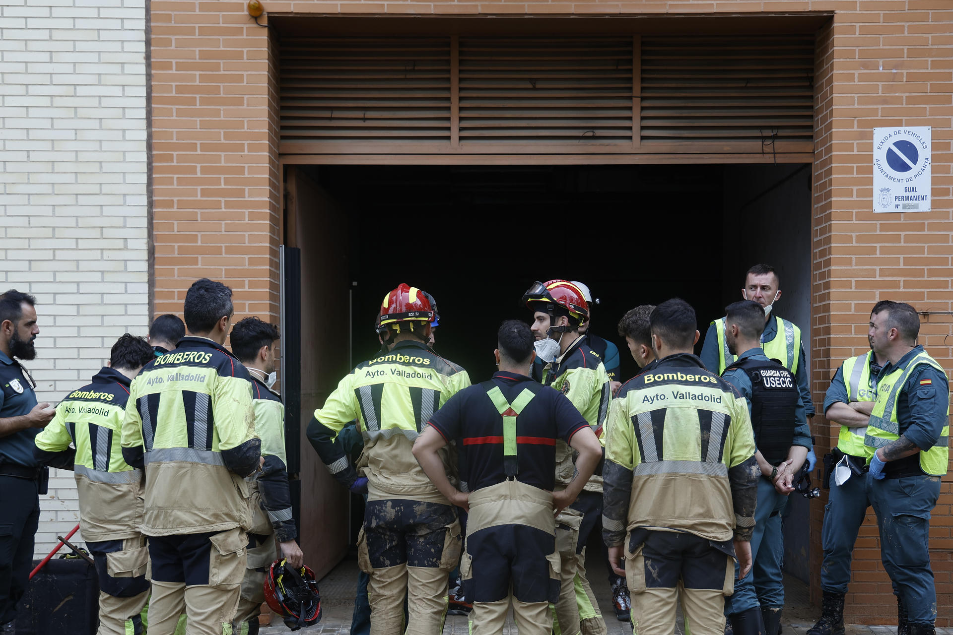 Bomberos del ayuntamiento de Valladolid trabajan en algún garaje privado de la localidad de Picanya como parte de las tareas de búsqueda de desaparecidos.