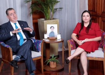 El presidente Bernardo Arévalo, junto a la diputada Andrea Villagrán, conversan en Tik Tok sobre la importancia de la Ley de Vacunación. /Foto: Daniel Ordóñez