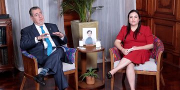 El presidente Bernardo Arévalo, junto a la diputada Andrea Villagrán, conversan en Tik Tok sobre la importancia de la Ley de Vacunación. /Foto: Daniel Ordóñez