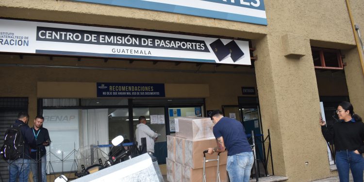 Gracias al abastecimiento de más de medio millón de cartillas se puede llevar a cabo la emisión de pasaportes en el extranjero. / Foto: cortesía IGM