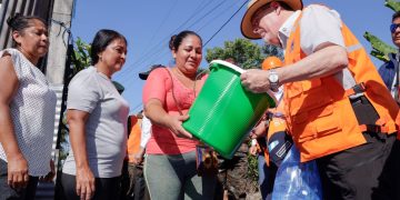 El presidente Bernardo Arévalo entrega ayuda humanitaria a mujeres de El Tamarindo, Puerto San José, Escuintla.