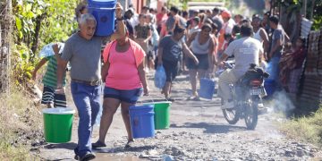 Pobladores de comunidades de Escuintla reciben ayuda humanitaria por parte de la Conred.