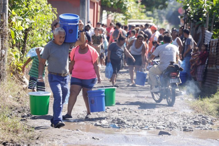 Conred entrega ayuda humanitaria a 2